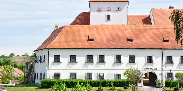 Pobyt v království vína: 1 nebo 2 noci na zámku Čejkovice s polopenzí a prohlídkou zámku