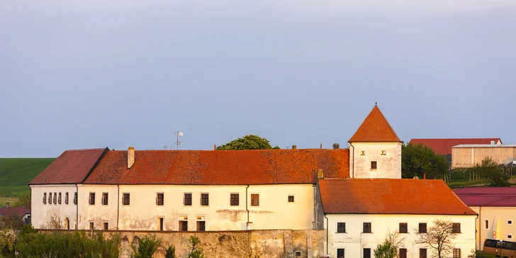 Pobyt v království vína: 1 nebo 2 noci na zámku Čejkovice s polopenzí a prohlídkou zámku