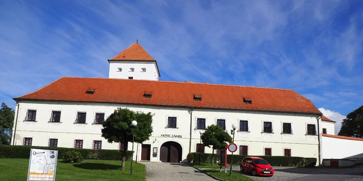 Pobyt v království vína: 1 nebo 2 noci na zámku Čejkovice s polopenzí a prohlídkou zámku