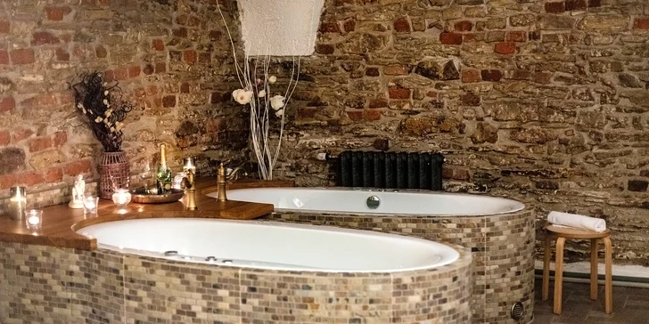 Královský wellness pro dva v historickém sklepení. K tomu sekt a zákusek