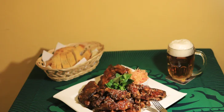 BBQ hody s dvěma kily masa. Křídla, žebra, pečivo a k tomu láhev červeného