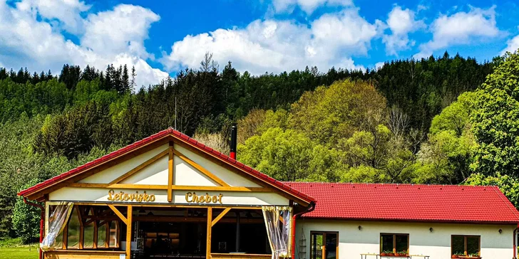 Chatky s terasou v Posázaví: snídaně, luxusní degustační večeře i privátní koupání venku s občerstvením