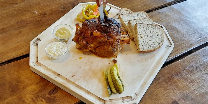 750 g grilovaného kolena s kozími rohy, křenem i hořčicí a chlebem