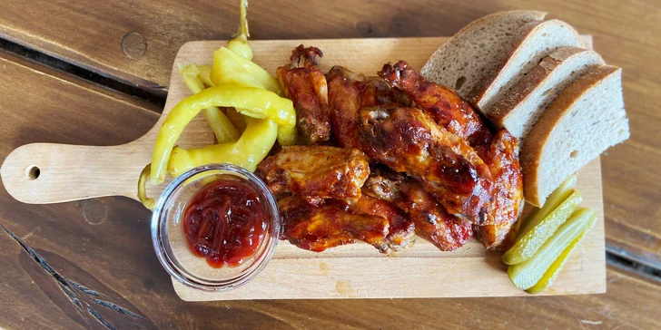 Marinovaná kuřecí křidýlka. Kilo nebo 500 g i s omáčkou a pečivem