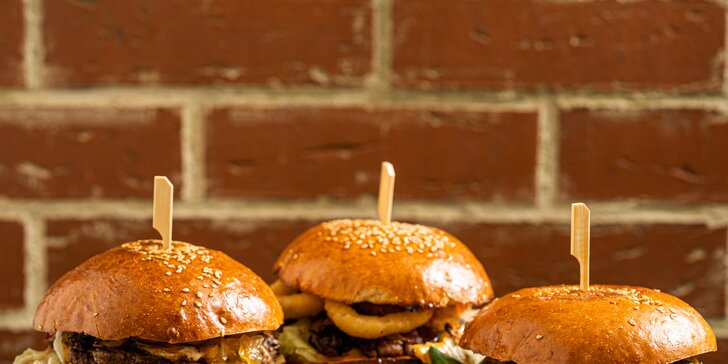2× šťavnatý burger dle výběru z 10 druhů, 1× Coca-Cola: odnos s sebou