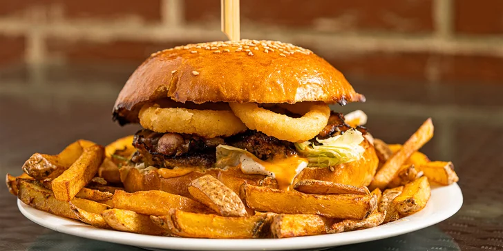 Pochutnejte si pořádně: burger a pizza dle výběru s rozvozem po celém Brně