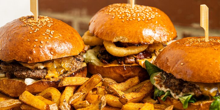 2× šťavnatý burger dle výběru z 10 druhů, 2× Coca-Cola i rozvoz po Brně