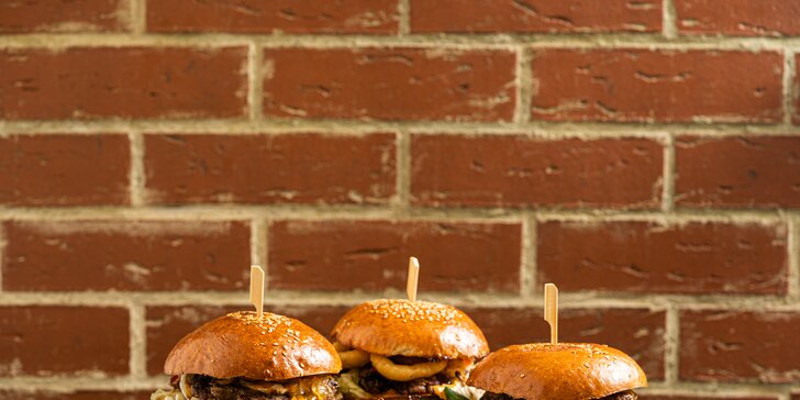 2× šťavnatý burger dle výběru z 10 druhů, 1× Coca-Cola: odnos s sebou