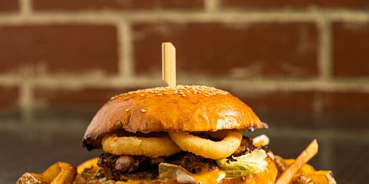 Burger do ruky: na výběr z 9 druhů - farmářský, cheeseburger, bacon i tzatziki