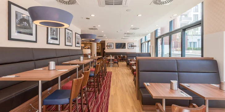 Objevte Hamburk: 3* hotel Hampton by Hilton se snídaní, 1,5 km od centra města