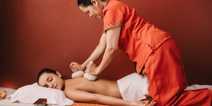 Thajská masáž v délce až 90 min: klasická, olejová, bylinnými sáčky i lávovými kameny