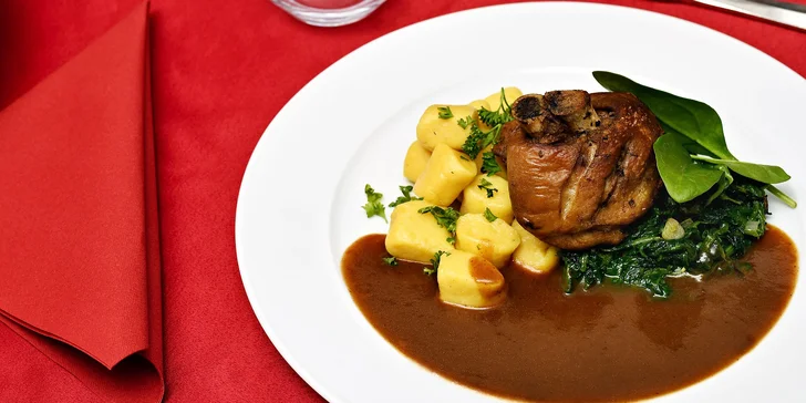 Víkendové 4chodové menu u Karlova náměstí: 2 předkrmy, kachna, steak či ryba a dezert