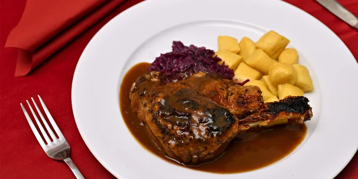 Víkendové 4chodové menu u Karlova náměstí: 2 předkrmy, kachna, steak či ryba a dezert