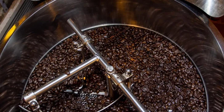 Espresso, machiatto, americano či cappuccino z čerstvě pražené kávy na odnos s sebou