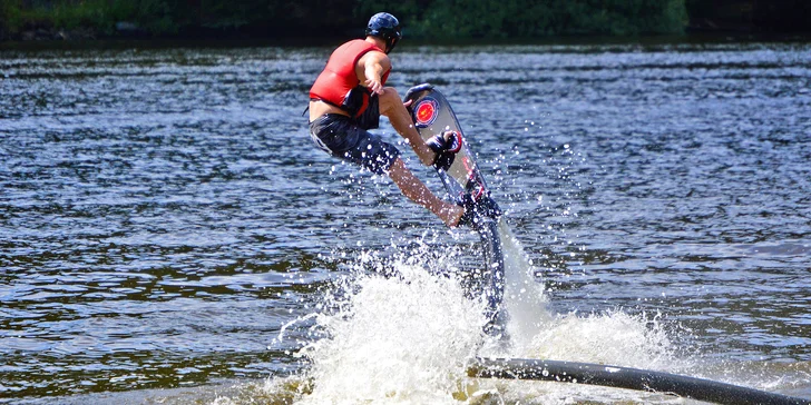 Ulítněte si nad vodní hladinou na Flyboardu, Jetpacku či Hoverboardu podle výběru pro 1–4 osoby