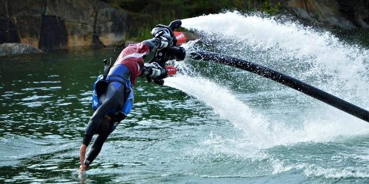 Ulítněte si nad vodní hladinou na Flyboardu, Jetpacku či Hoverboardu podle výběru pro 1–4 osoby