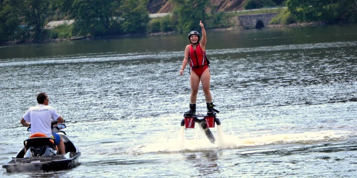 Ulítněte si nad vodní hladinou na Flyboardu, Jetpacku či Hoverboardu podle výběru pro 1–4 osoby