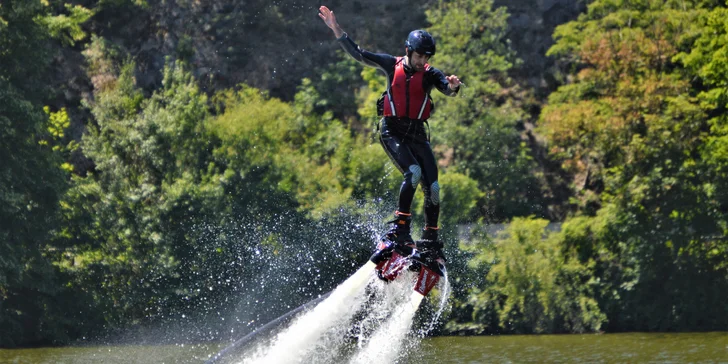 Ulítněte si nad vodní hladinou na Flyboardu, Jetpacku či Hoverboardu podle výběru pro 1–4 osoby