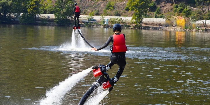 Ulítněte si nad vodní hladinou na Flyboardu, Jetpacku či Hoverboardu podle výběru pro 1–4 osoby