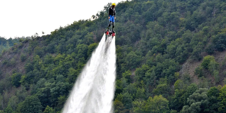 Ulítněte si nad vodní hladinou na Flyboardu, Jetpacku či Hoverboardu podle výběru pro 1–4 osoby