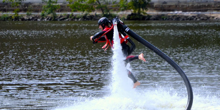 Ulítněte si nad vodní hladinou na Flyboardu, Jetpacku či Hoverboardu podle výběru pro 1–4 osoby