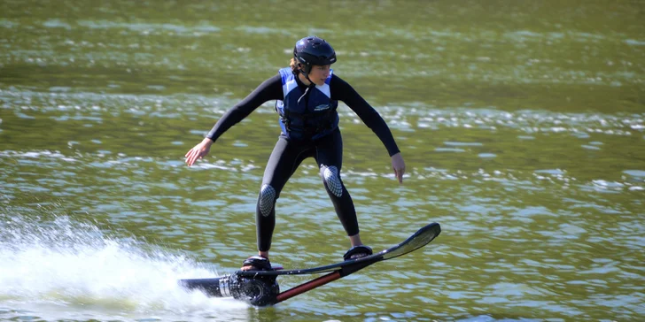 Ulítněte si nad vodní hladinou na Flyboardu, Jetpacku či Hoverboardu podle výběru pro 1–4 osoby