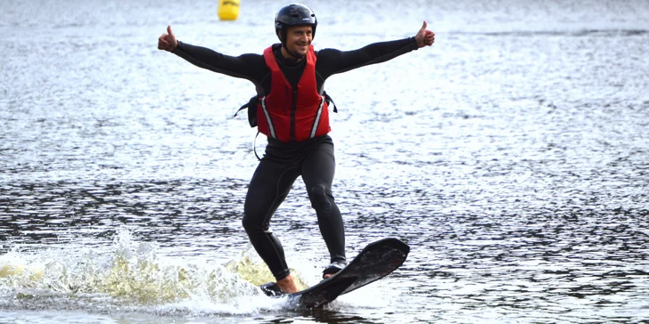 Ulítněte si nad vodní hladinou na Flyboardu, Jetpacku či Hoverboardu podle výběru pro 1–4 osoby