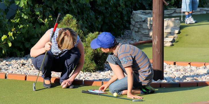 Venkovní adventure golf: hodinová zábava pro 2 dospělé i rodiny s dětmi