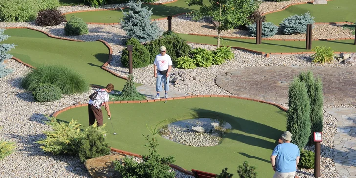 Venkovní adventure golf: hodinová zábava pro 2 dospělé i rodiny s dětmi