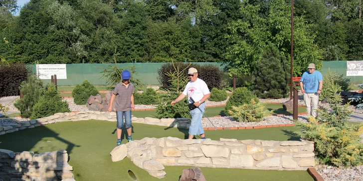 Venkovní adventure golf: hodinová zábava pro 2 dospělé i rodiny s dětmi