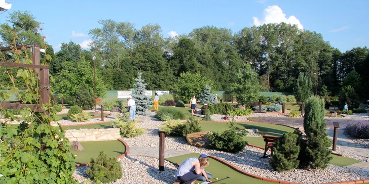 Venkovní adventure golf: hodinová zábava pro 2 dospělé i rodiny s dětmi