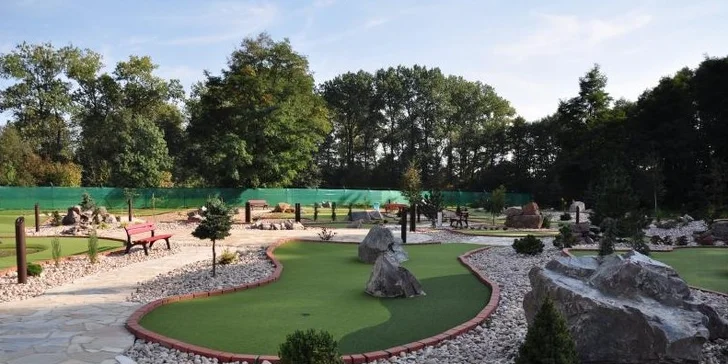 Venkovní adventure golf: hodinová zábava pro 2 dospělé i rodiny s dětmi