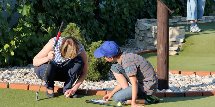 Venkovní adventure golf: hodinová zábava pro 2 dospělé i rodiny s dětmi