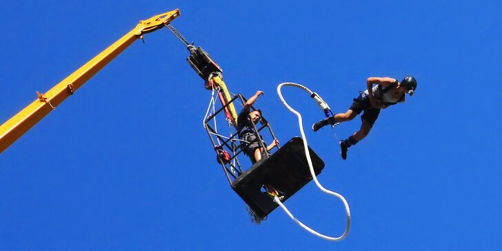 Zažijte dobrodružství: bungee jumping z televizní věže či jeřábu