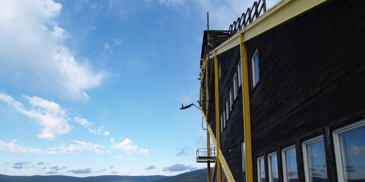 Extrémní bungee jumping z televizní věže v Harrachově: termíny od listopadu 2021 do října 2022