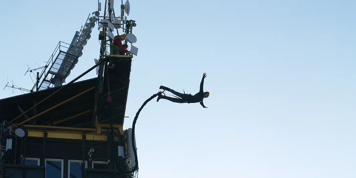 Extrémní bungee jumping z televizní věže v Harrachově: termíny od srpna 2023 do února 2024