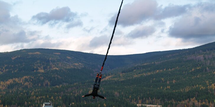 Extrémní bungee jumping z televizní věže v Harrachově: termíny od listopadu 2021 do října 2022