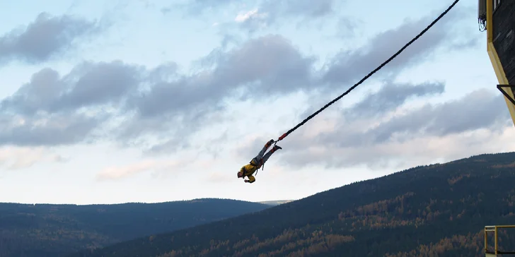 Extrémní bungee jumping z televizní věže v Harrachově: termíny od srpna 2023 do února 2024