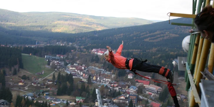 Extrémní bungee jumping z televizní věže v Harrachově: termíny od srpna 2023 do února 2024