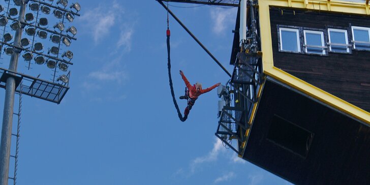 Sváteční či silvestrovský bungee jumping z televizní věže v Harrachově