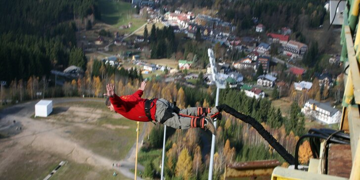 Zažijte dobrodružství: bungee jumping z televizní věže či jeřábu