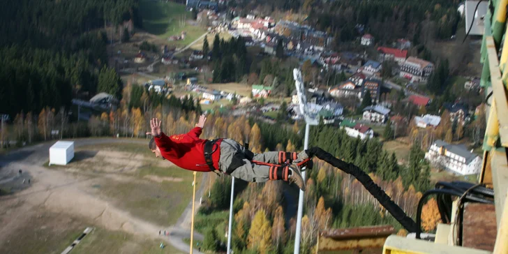 Extrémní bungee jumping z televizní věže v Harrachově: termíny od srpna 2023 do února 2024