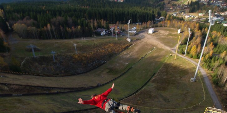 Extrémní bungee jumping z televizní věže v Harrachově: termíny od srpna 2023 do února 2024