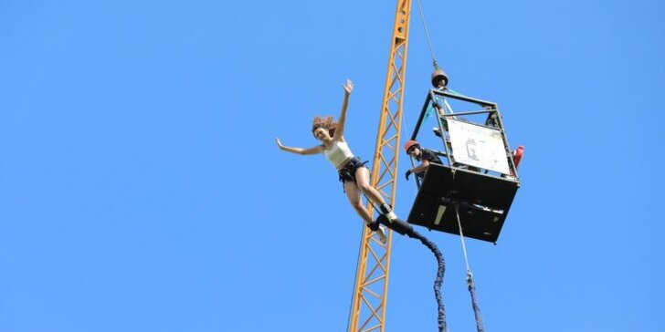 Zábava pro odvážné: extrémní bungee jumping z jeřábu z 50 či 110 metrů