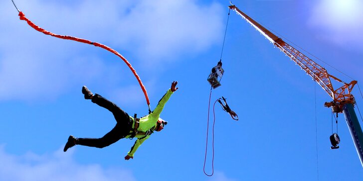 Extrémní bungee jumping z televizní věže nebo jeřábu až ze 120 metrů