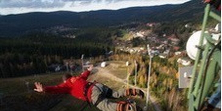 Extrémní bungee jumping: zimní seskok z televizní věže v Harrachově