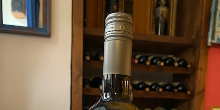 Pozdrav z Řecka: řecké bílé suché víno Omikron odrůdy Roditis a Moschofilero