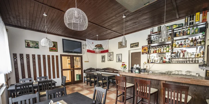 Hollywood menu pro dva: steak, americké brambory a palačinky s kávou