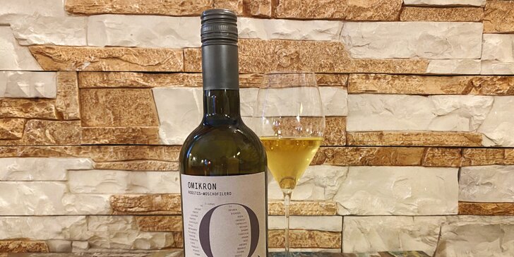 Pozdrav z Řecka: řecké bílé suché víno Omikron odrůdy Roditis a Moschofilero