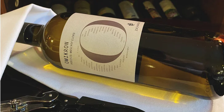 Pozdrav z Řecka: řecké bílé suché víno Omikron odrůdy Roditis a Moschofilero